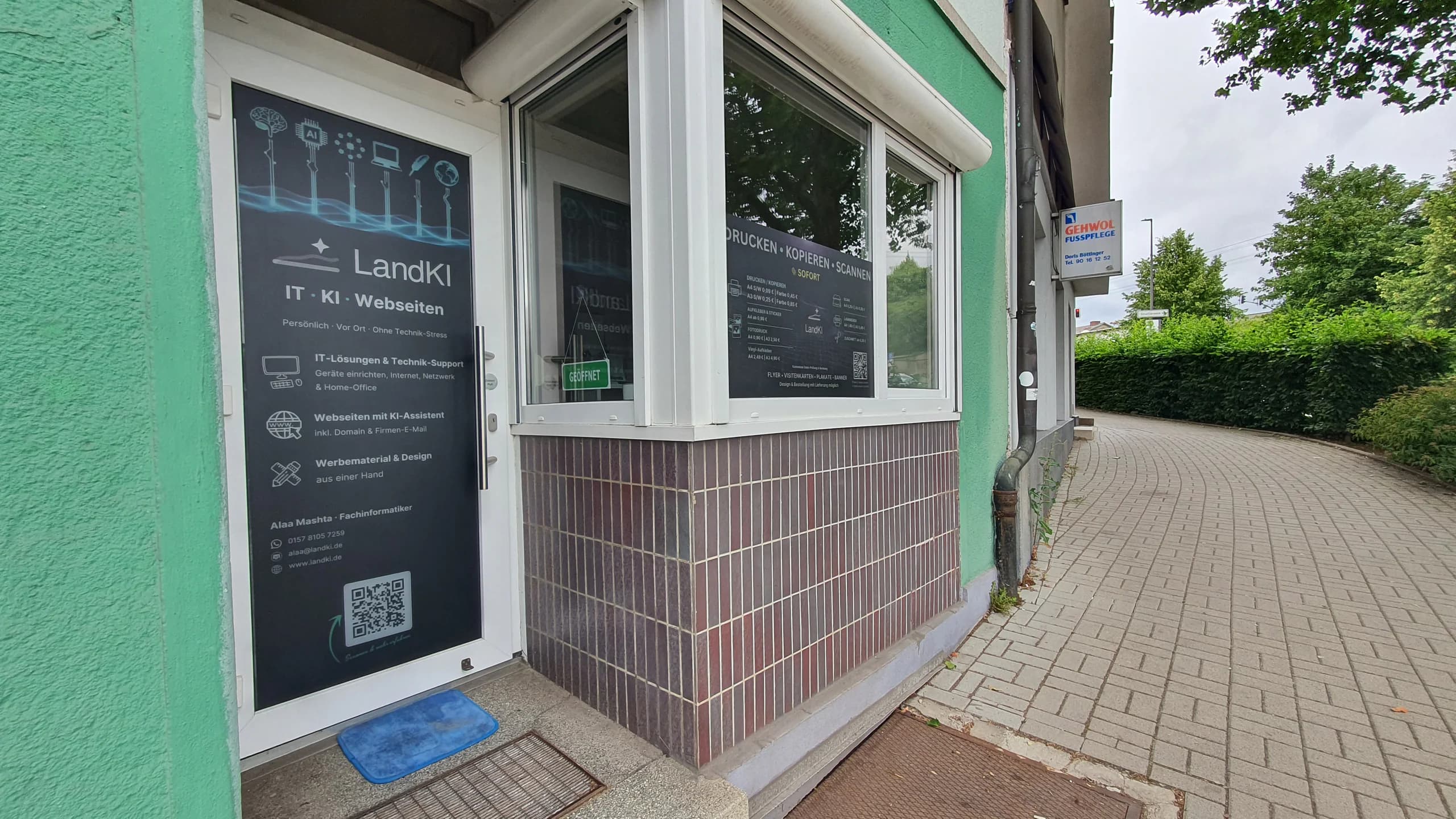 Eingang von LandKI in Fulda mit Beschriftung IT, KI und Webseiten
